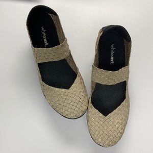 Like New super cute and comfy white mt shoes